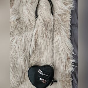 🖤 Black Heart Crossbody Bag – Razor Zip Detail